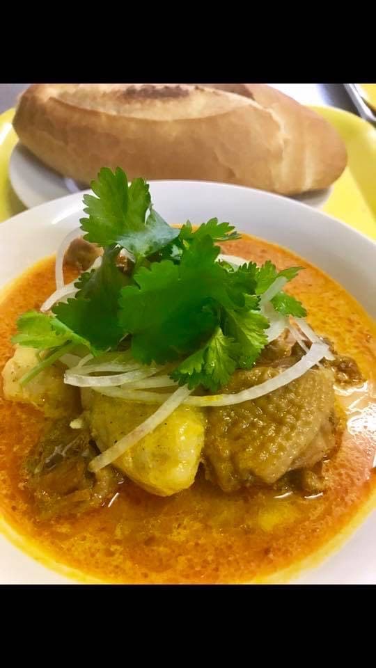 CHICKEN CURRY W/BREAD ROLL